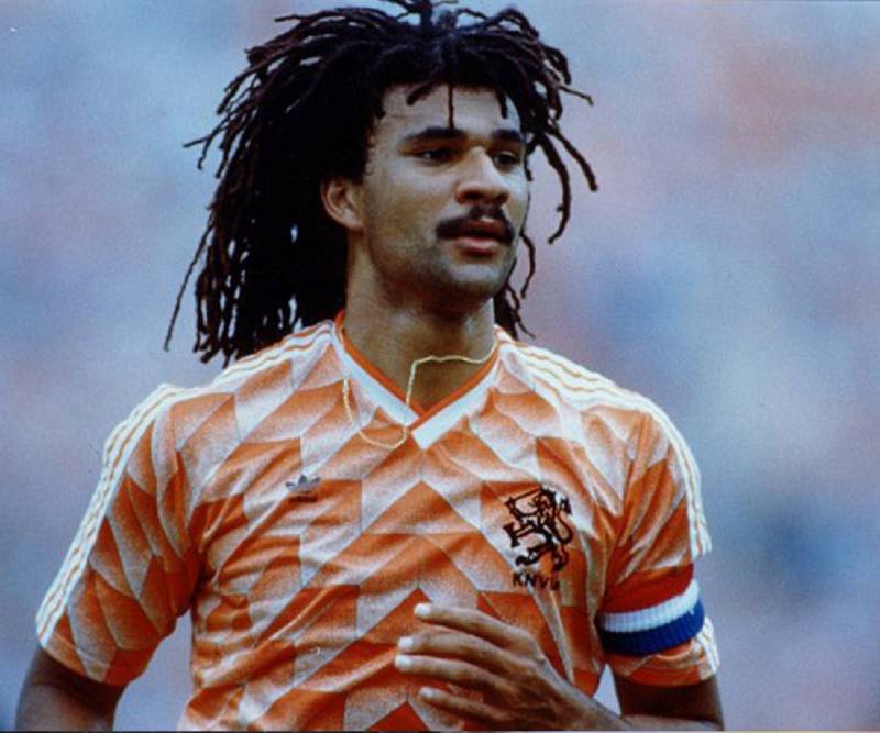 Top 5 Cầu Thủ Bóng Đá Từng Chơi Nhiều Vị Trí Nhất 6 Ruud Gullit – “Vua tóc xù” và nghệ sĩ đa năng Hà Lan